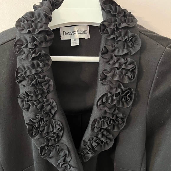 Black long with flower collar buttons up the front, stylish - Picture 2 of 6